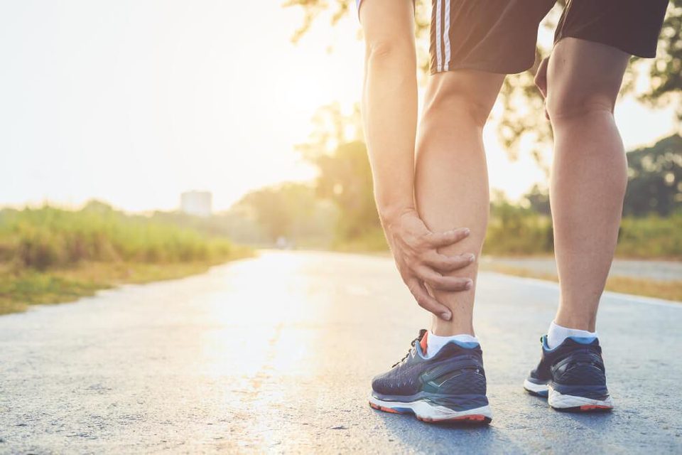 Runner holding the lower leg because of chronic tendon pain